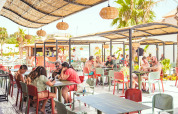 Zona pranzo all'aperto al Camping Costa del Sol Glamping Village in Andalusia, Spagna, con ospiti al sole.