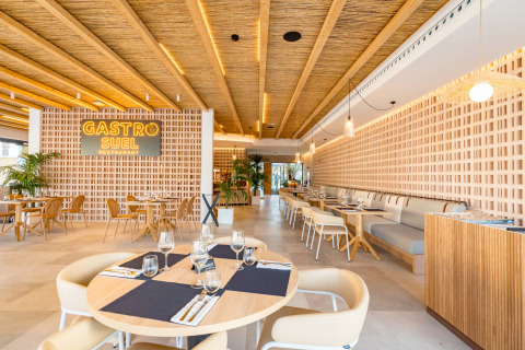 Interior luminoso del restaurante Gastro Suel en Camping Costa del Sol Glamping Village, Andalucía, España.