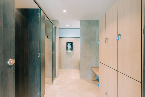 Vestiaire moderne avec casiers et bancs au Camping Costa del Sol Glamping Village en Andalousie, Espagne.