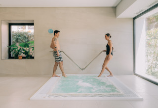 Koppel geniet van binnenjacuzzi bij Camping Costa del Sol Glamping Village in Andalusië, Spanje.