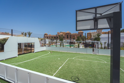 Cancha multideportiva con aro de baloncesto y portería en Camping Costa del Sol Glamping Village, Andalucía.