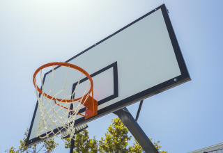 Aro y tablero de baloncesto al aire libre en Camping Costa del Sol Glamping Village, Andalucía, España.