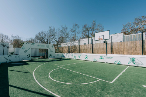 Cancha multideportiva moderna en Camping Costa del Sol Glamping Village, Andalucía, España, a pleno sol.