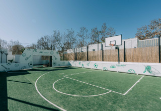 Moderne multisportveld op Camping Costa del Sol Glamping Village, Andalusië, Spanje, onder heldere hemel.