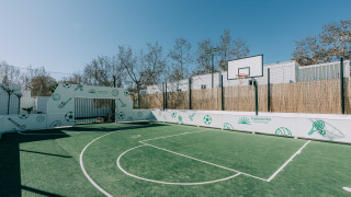 Cancha multideportiva moderna en Camping Costa del Sol Glamping Village, Andalucía, España, a pleno sol.