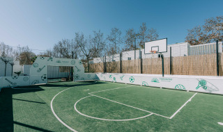 Cancha multideportiva moderna en Camping Costa del Sol Glamping Village, Andalucía, España, a pleno sol.