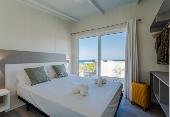 Chambre moderne avec lit double au Bungalow Leo Sea View, vue sur la mer, à Camping Costa del Sol.