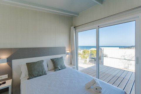 Dormitorio luminoso en el Bungalow Leo Sea View con vistas al mar, Camping Costa del Sol Glamping Village, España.