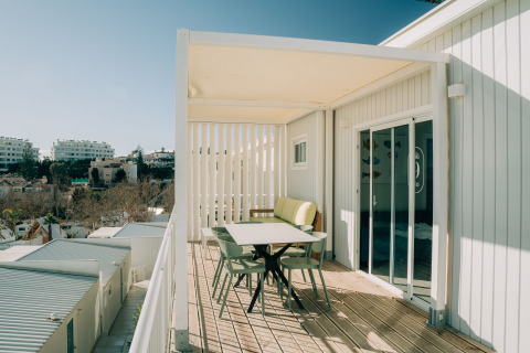 Balcón soleado en Bungalow Leo Sea View de Camping Costa del Sol Glamping Village con vista a la ciudad.