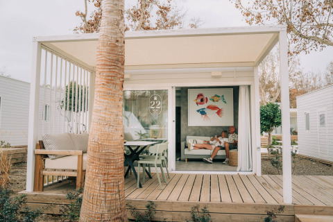 Bungalow Neri Pet Friendly en Camping Costa del Sol Glamping Village, España, con personas relajándose dentro.