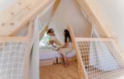 Moeder en dochter spelen in de A-vormige hut Hanna bij Camping Costa del Sol Glamping Village in Spanje.