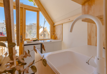 Interno cucina luminosa in una lodge al Camping Costa del Sol Glamping Village, Spagna, vista verso l’esterno.