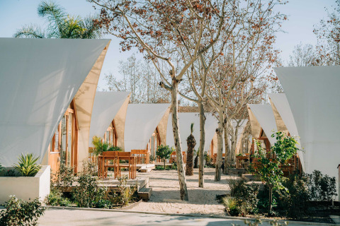 Moderne glampingtenten met buitenterras en bomen bij Hanna op Camping Costa del Sol Glamping Village in Spanje.