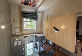 Vue intérieure du Bungalow Essential Banya à TAIGA Delta de l'Ebre, Espagne, avec cuisine et table à manger.