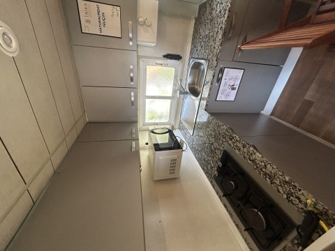 Moderne keuken in Bungalow Essential Banya bij TAIGA Delta de l'Ebre, Spanje, met fornuis en spoelbak.