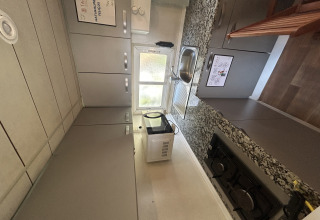 Cocina moderna en Bungalow Essential Banya en TAIGA Delta de l'Ebre, España, con fregadero y electrodomésticos.