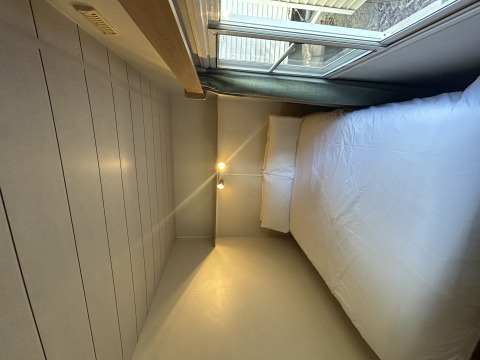 Dormitorio compacto y luminoso con cama doble y gran ventana en Bungalow Essential Banya, TAIGA Delta de l'Ebre.