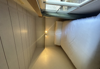 Dormitorio compacto y luminoso con cama doble y gran ventana en Bungalow Essential Banya, TAIGA Delta de l'Ebre.