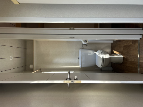 Baño pequeño con inodoro y lavabo en Bungalow Essential Banya en TAIGA Delta de l'Ebre, España.