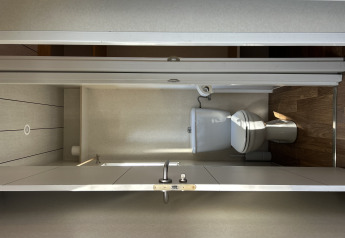 Baño pequeño con inodoro y lavabo en Bungalow Essential Banya en TAIGA Delta de l'Ebre, España.