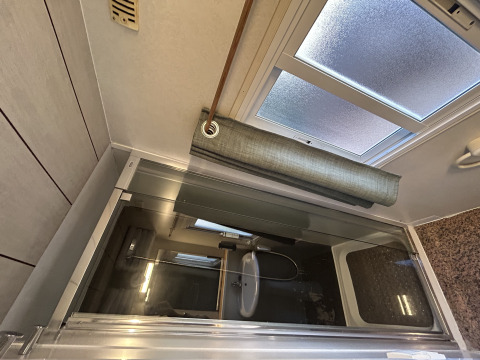 Ducha y ventana del baño en el Bungalow Essential Banya en TAIGA Delta de l'Ebre, España.