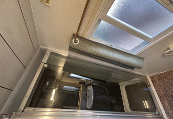 Cabina doccia e finestra nel bagno del Bungalow Essential Banya presso TAIGA Delta de l'Ebre, Spagna.