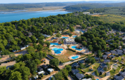 Vista aerea del Camping Lanterna in Istria, Croazia, con piscine, aree verdi e costa vicina.