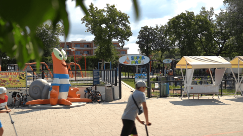 Ingresso all’area giochi Super Mario presso Camping Lanterna, Istria, Croazia, con bambini che giocano.