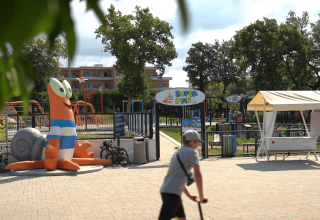 Entrada al parque infantil Super Mario en Camping Lanterna, Istria, Croacia, con niños jugando fuera.