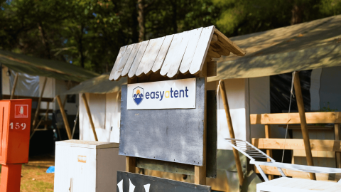 Cartel que dice 'easyatent' frente a tiendas en el Camping Lanterna, parque vacacional en Istria, Croacia.