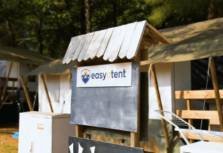Cartello con la scritta 'easyatent' davanti alle tende al Camping Lanterna, parco vacanze in Istria, Croazia.