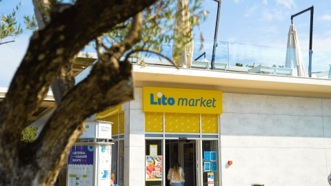 Eingang von Lito Market im Ferienpark Camping Lanterna in Istrien, Kroatien, mit Baum im Vordergrund.