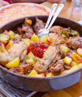 Asado tradicional de Istria con carne, patatas y pimientos servido en una mesa cerca de Tar, Croacia.