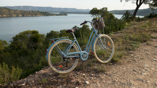 Bicicleta junto al lago en el parque vacacional TAIGA Lake Caspe, Aragón, España, con paisaje natural.