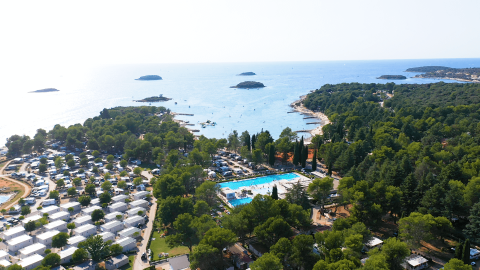 Vista aerea di Camping Valkanela a Istria, Croazia, con piscine, piazzole e vista sul mare Adriatico.