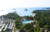 Vista aerea di Camping Valkanela a Istria, Croazia, con piscine, piazzole e vista sul mare Adriatico.