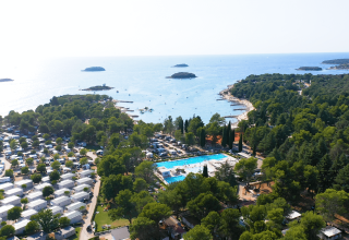 Vista aérea del camping Valkanela en Istria, Croacia, con piscinas, zonas de acampada y vista al mar.