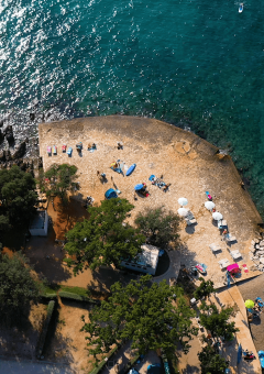 Vue aérienne du Camping Valkanela en Istrie, Croatie, avec plage de galets, mer turquoise et verdure.