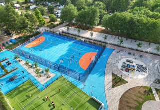 Vista aerea di campi sportivi con basket, tennis e area giochi al Camping Valkanela, Istria, Croazia.