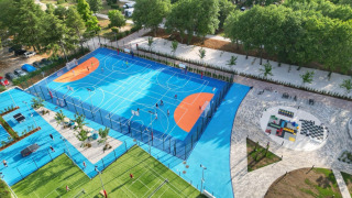 Vue aérienne de terrains de sport, basket, tennis et aire de jeux au Camping Valkanela, Istrie, Croatie.