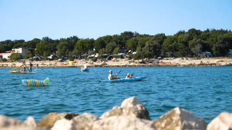 Persone in kayak e attività acquatiche al Camping Valkanela, parco vacanze in Istria, Croazia.