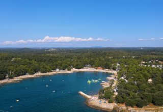 Vista aerea di Camping Valkanela, villaggio turistico in Istria, Croazia, con spiaggia e vegetazione.