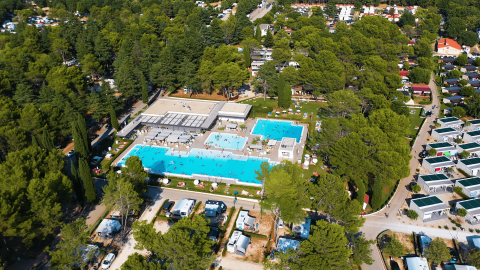 Vista aérea de Camping Valkanela, un parque vacacional en Istria, Croacia, con piscinas y zonas verdes.