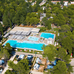 Vue aérienne du Camping Valkanela, parc de vacances en Istrie, Croatie, avec piscines et espaces verts.
