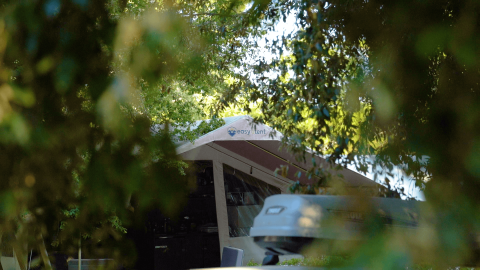 Tent verscholen achter bomen op Camping Valkanela, een vakantiepark in Istrië, Kroatië.