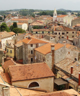 Vue d’un parc de vacances offrant du glamping, avec toits en tuiles dans une ville pittoresque.