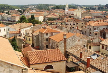 Vue d’un parc de vacances offrant du glamping, avec toits en tuiles dans une ville pittoresque.