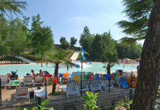 Familievenligt vandland i Altomincio Family Park, Lombardiet, Italien, med vandrutsjebaner og liggestole.
