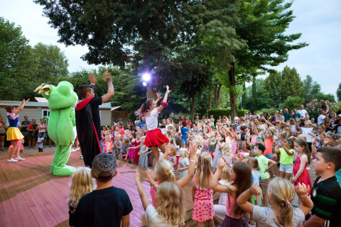 Kindervoorstelling op het podium in Altomincio Family Park, Lombardije, Italië, met veel kinderen erbij.