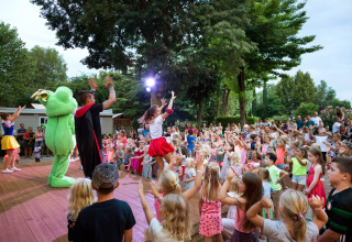 Børneunderholdning på scenen i Altomincio Family Park, Lombardiet, Italien, med publikum og aktører.